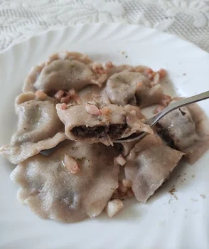 Bezglutenowe pierogi z kaszanką i kapustą kiszoną