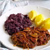 Karkówka zapiekana z pieczarkami i cebulą w pomidorowym sosie