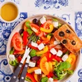 Sałatka w stylu śródziemnomorskim z pomidorami, papryką, fetą i oliwkami