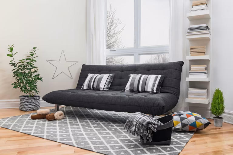 Salon z dywanem, który przykuje uwagę wszystkich