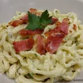 Tagliatelle z boczkiem w sosie serowo-śmietanowym