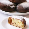 Delikatne pączki z dżemem truskawkowym