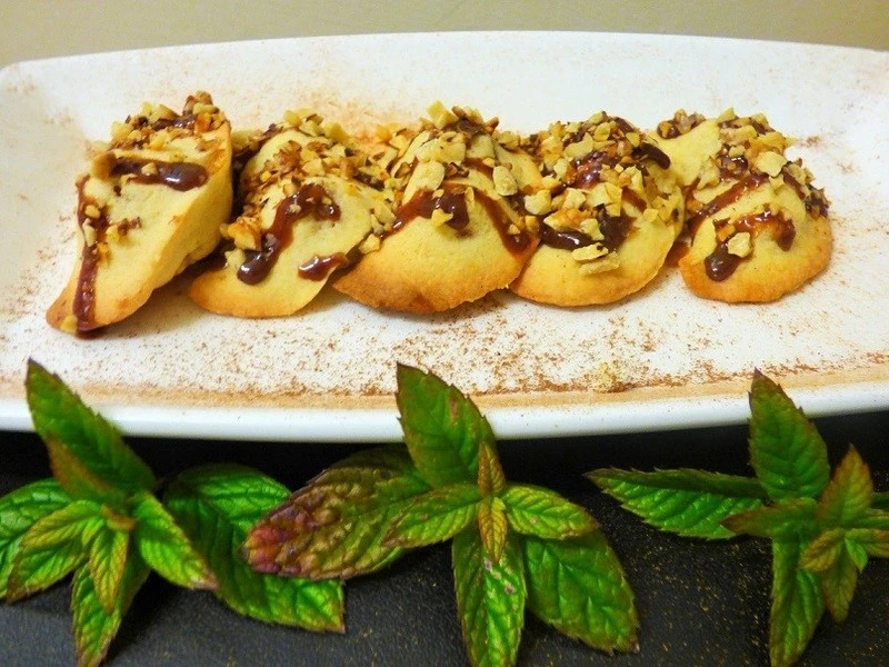 Kruche pierożki z jabłkiem i cynamonem