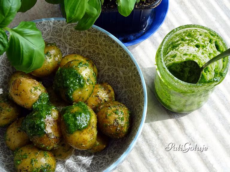 Młode ziemniaczki w koperkowo-pietruszkowym pesto