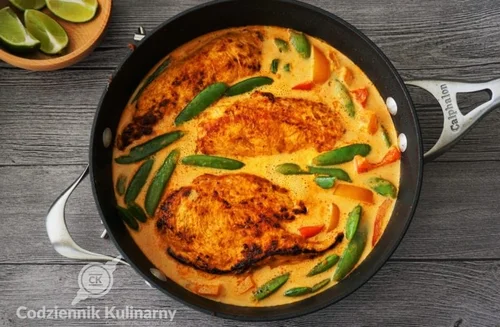 Kurczak w czerwonym sosie curry