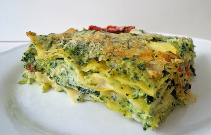 Lasagne z jarmużem, suszonymi pomidorami i ricottą