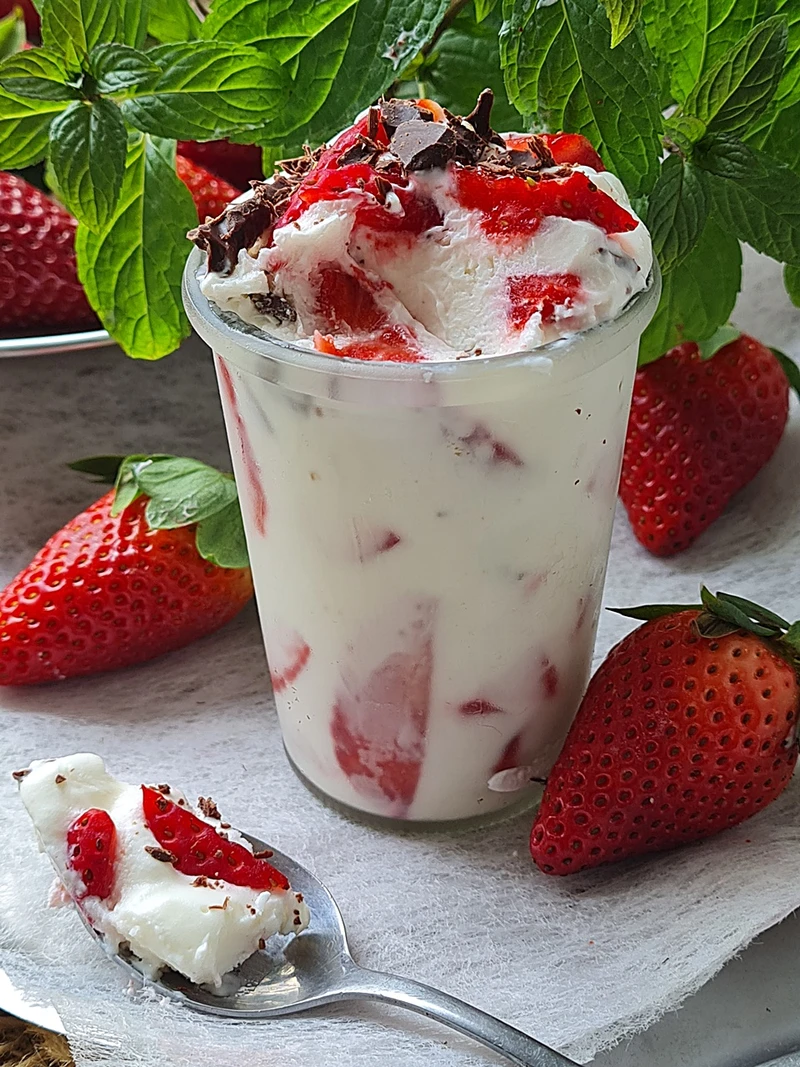Mrożony jogurt z czekoladą i truskawkami