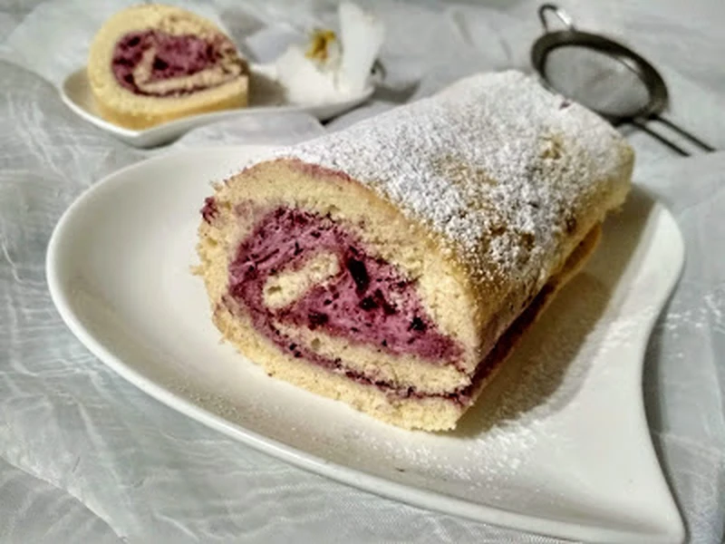 Rolada biszkoptowa z kremem porzeczkowym