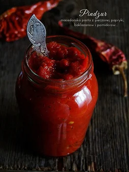 pindżur - macedońska pasta z pieczonej papryki, bakłażanów i pomidorów