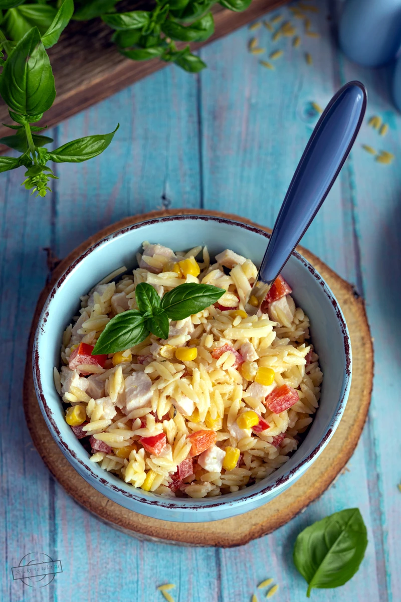 Sałatka z makaronem orzo, wędzonym kurczakiem, papryką i serem