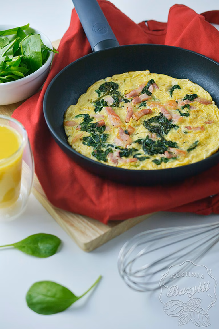 Omlet z boczkiem i szpinakiem