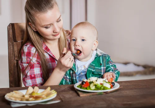 500 zł za opiekę nad dzieckiem w domu! Ci rodzice mogą otrzymać comiesięczne świadczenie