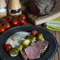 Pieczona polędwica wołowa z puree z topinamburu