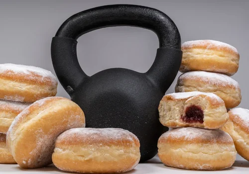 Churros, oponki czy faworki? Które słodkości Tłustego Czwartku są mniej kaloryczne?