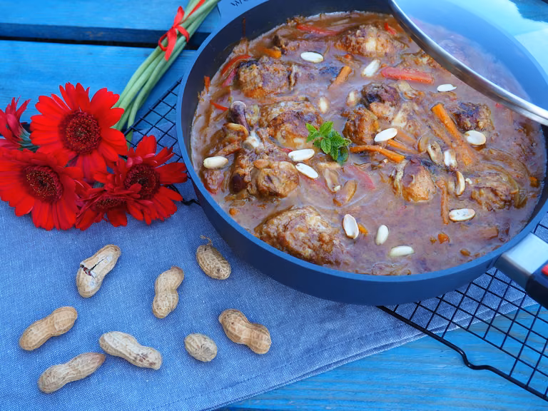PIECZONE PODUDZIA W SOSIE ORZECHOWYM