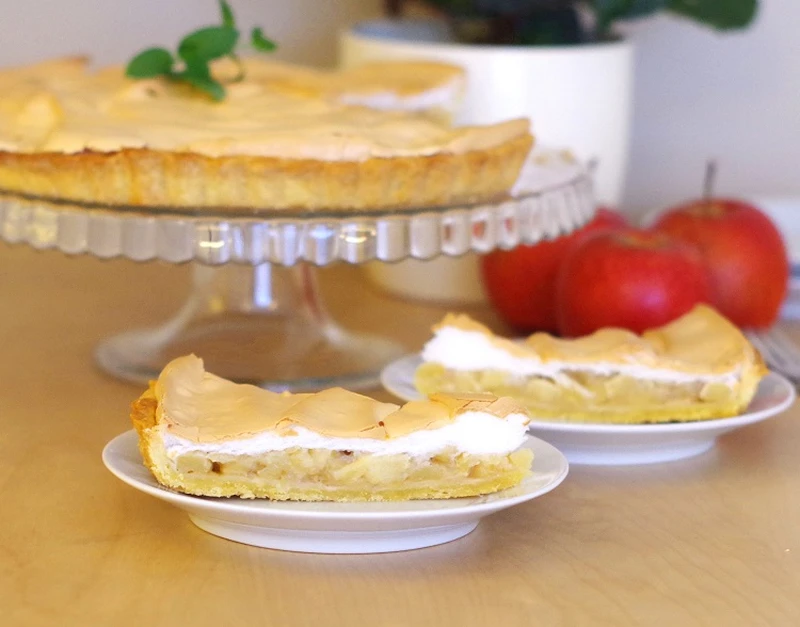 Tarta z jabłkami i bezą