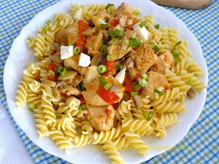 Kurczak z pomidorami i pieczarkami