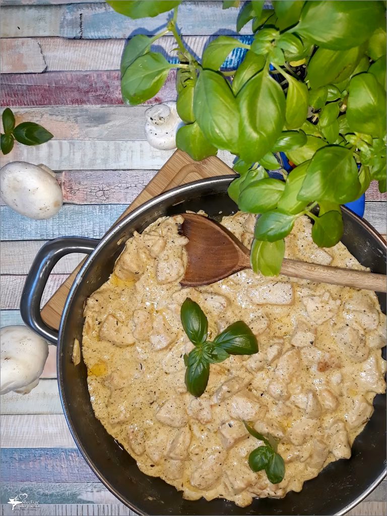 Piersi z kurczaka z pieczarkami w sosie śmietanowym