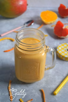 Jogurtowy koktajl (smoothie) z cytrusami i mango