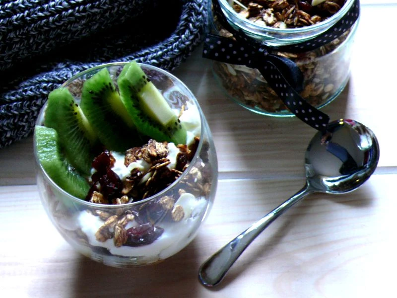 DOMOWA GRANOLA Z ORZECHAMI I ŻURAWINĄ