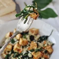 Sałatka z kaszy bulgur, tofu i szpinakiem