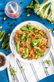 Makaron z kurczakiem, groszkiem cukrowym i warzywami w sosie Teriyaki