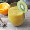 Koktajl z pomarańczami, kiwi i selerem naciowym