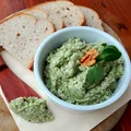 Pasta kanapkowa z brokuła,orzechów włoskich i sera feta