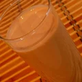 Dietetyczny koktajl bananowy z serkiem wiejskim