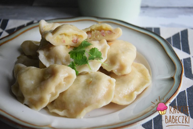 PIEROGI Z ZIEMNIAKAMI, BOCZKIEM I CEBULĄ