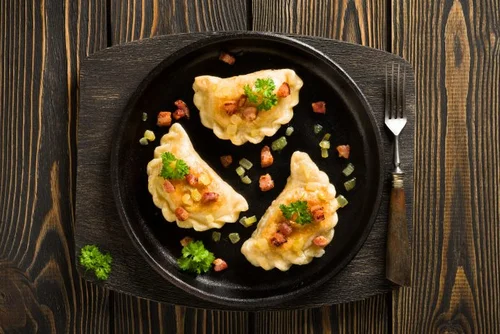 Pierogi smażone z cebulą i boczkiem