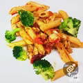drobiowe rigatoni z brokułem i suszonymi pomidorami