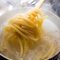 Jak urozmaicić gotowany makaron?