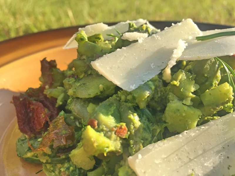 Bób z migdałowym pesto i parmezanem