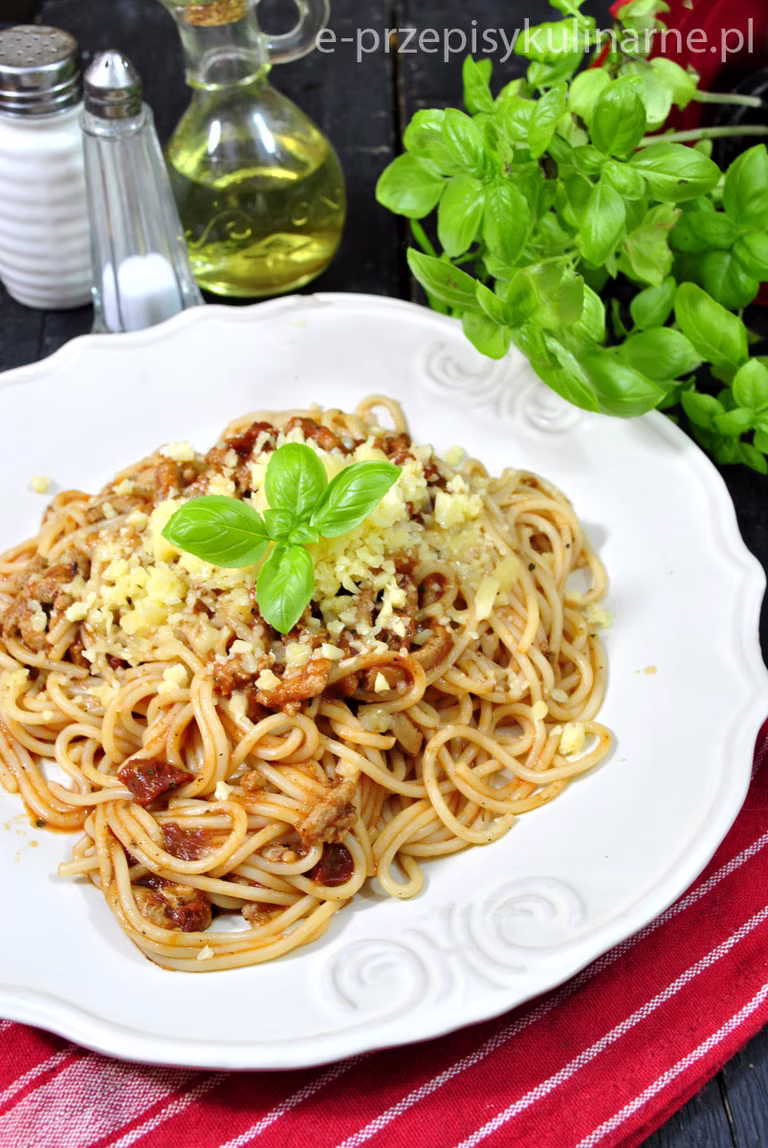 Spaghetti z sosem pomidorowym i mięsem mielonym