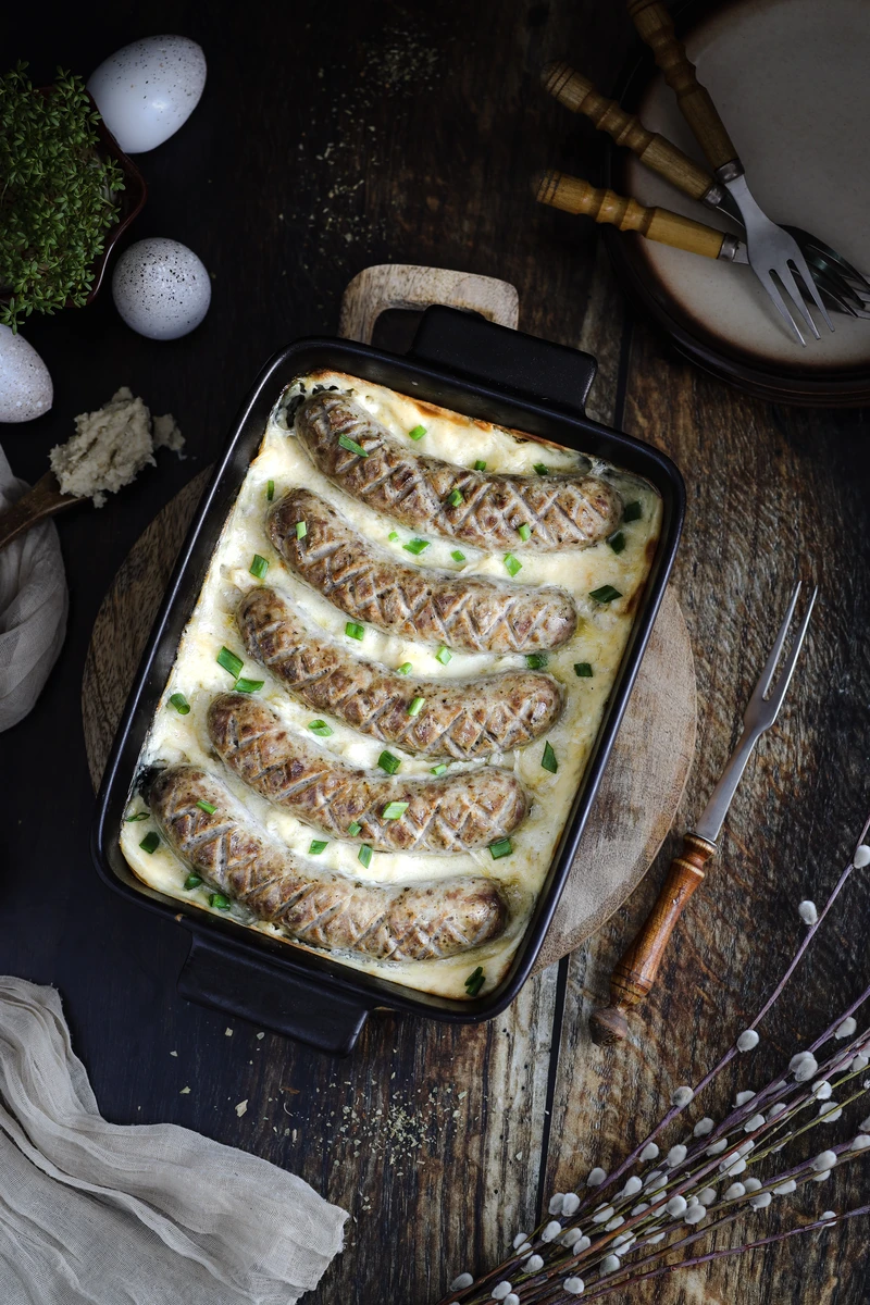 Pieczona biała kiełbasa w sosie chrzanowym