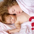 Spanie z dzieckiem w jednym łóżku - tak czy nie?
