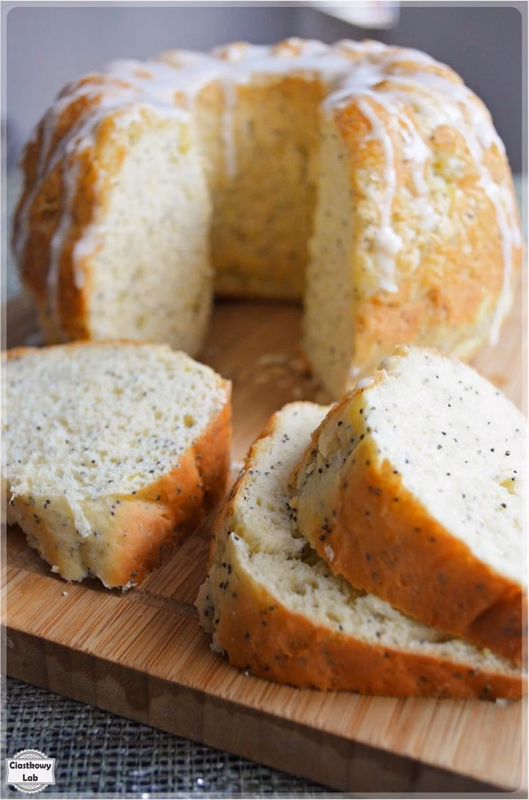 Babka drożdżowa z makiem o smaku cytryny
