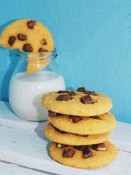 HEALTHY CHOCOLATE CHIP COOKIE