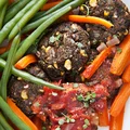 Pieczone kotlety z tofu, ze szpinakiem i kukurydzą