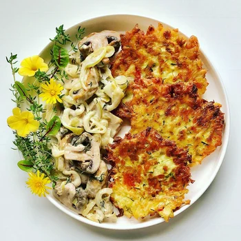 Placki z cukinii z serem cheddar i chili z dodatkiem pieczarek w śmietanie