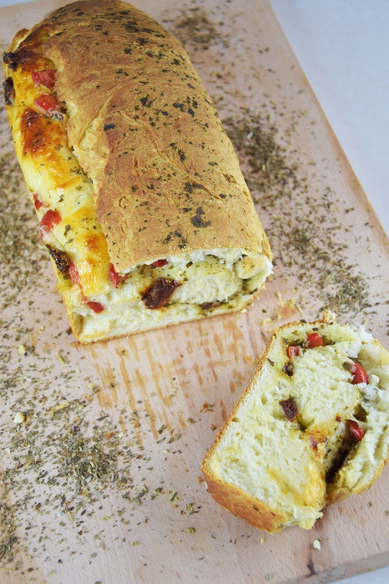 Hit imprezy - Serowy chlebek z pesto, suszonymi pomidorami!