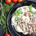 Kluski śląskie z sosem pieczarkowym i kabanosami