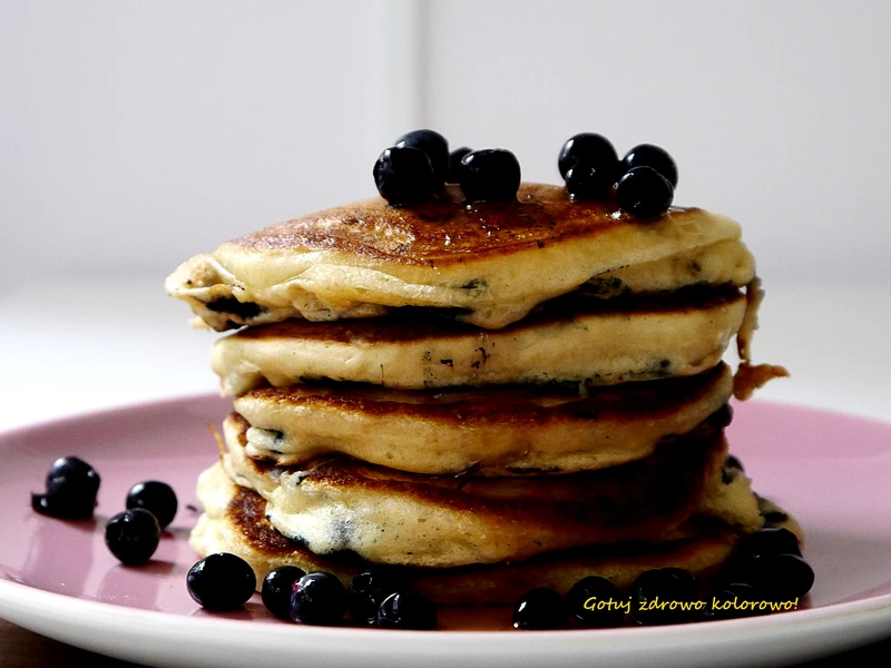 Klasyczne pancakes (pankejki) z jagodami