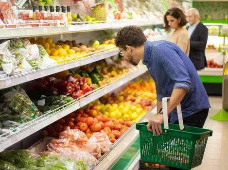 Sklepy otwarte w majówkę 2025: Gdzie i do której godziny zrobimy zakupy? (Biedronka, Lidl, Kaufland, Żabka)