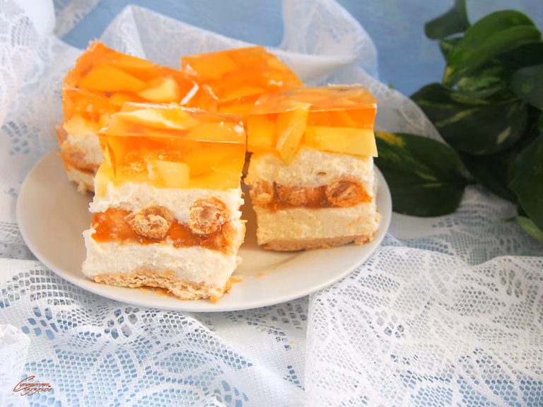 Ciasto z kaszą manną i owocami bez pieczenia