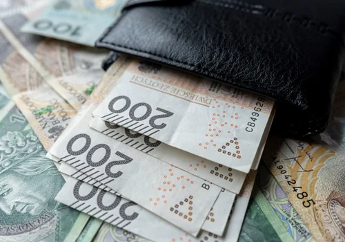 Wchodzi nowy podatek. Mają go płacić największe spółki, ale koszty znów poniosą zwykli Polacy!