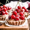 Kruche, mocno czekoladowe tartaletki z czereśniami