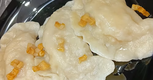 Pierogi z kapustą zasmażaną na słoninie i cebuli