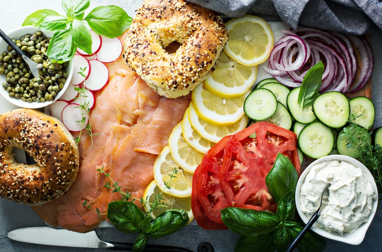 Bagel z łososiem wędzonym i świeżymi dodatkami! Przepis na pyszne i zdrowe śniadanie